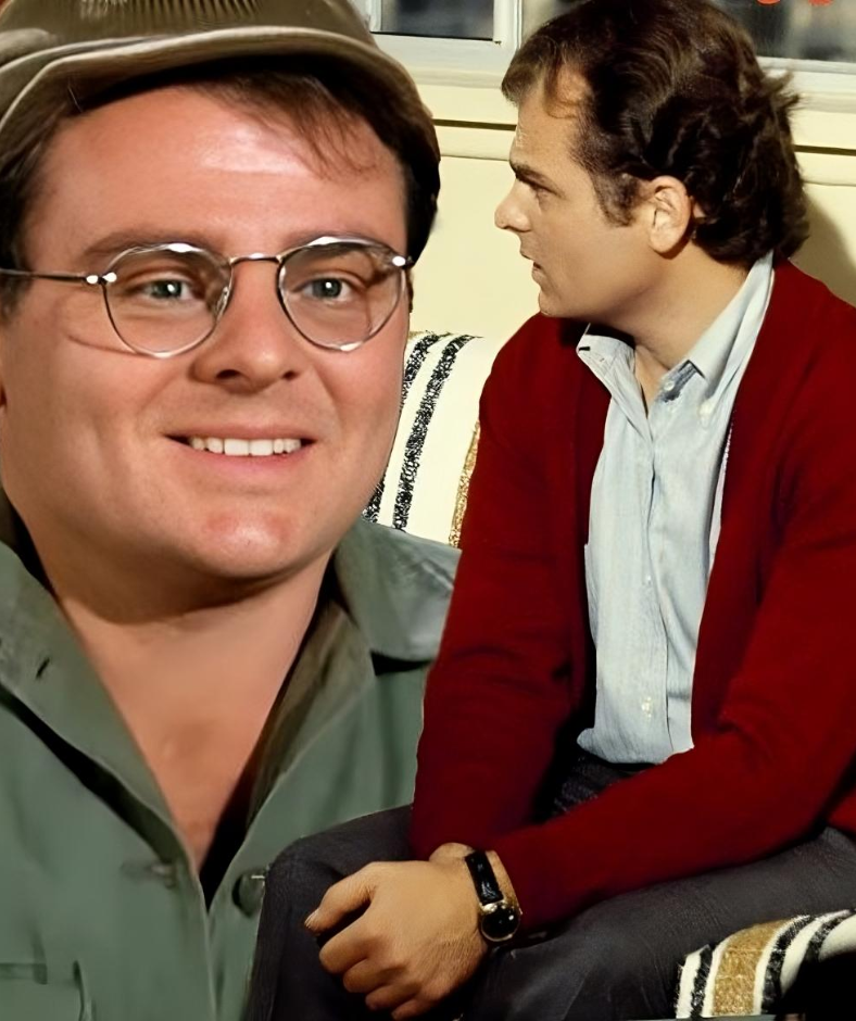 Gary Burghoff AKA Radar from ‘M*A*S*H’ Always Kept His Left Hand Out of View – Five Times We Could See It 