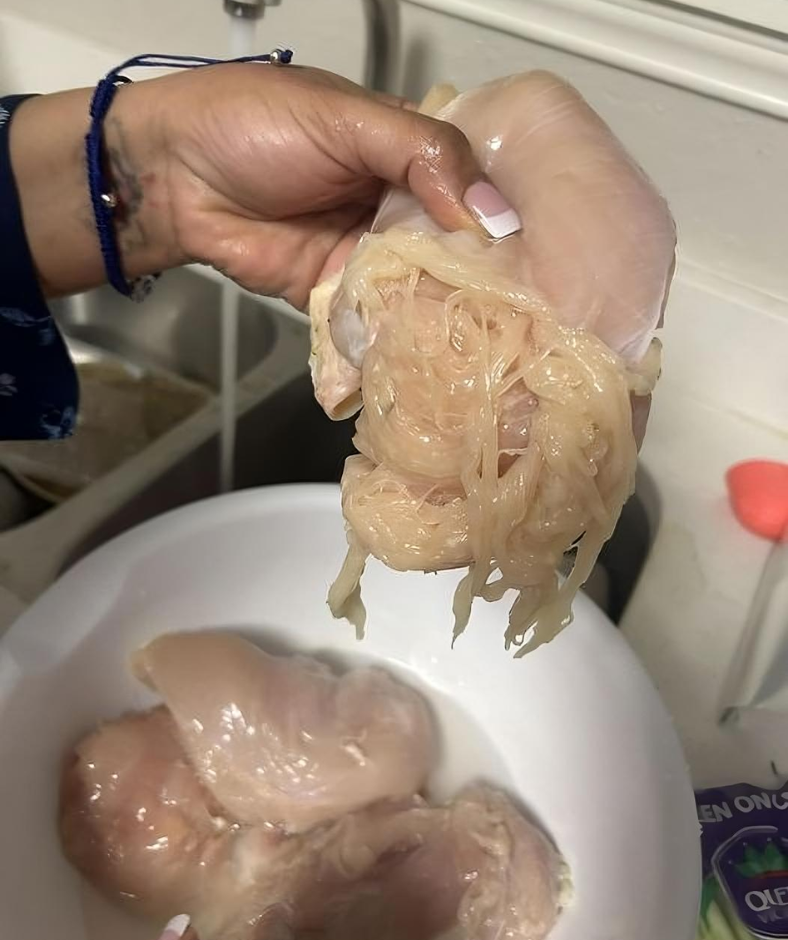 The Inspiring Transformation of WOMAN SHARED A PICTURE OF THE CHICKEN BREAST, WHICH WAS “SPAGETTIFIED”