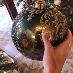 A Mysterious Christmas Ball That Led to a Heartwarming Miracle