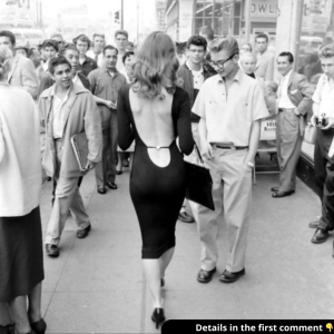 A jaw-dropping moment straight from the 1950s!  Only the girls and boys of the 1950s will recognize this mystery woman walking the streets, turning every head in sight. But wait—there’s something hidden in this photo that will leave you speechless. Look closely