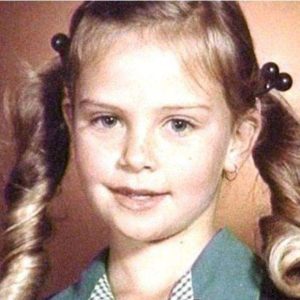 Can you recognize this little girl? She witnessed her mother k*lling her abusive father in self-defense. She later moved to Hollywood and became an Oscar-winning actress. Her name and full story here