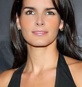 A perfect figure at 52! 🔥 She proves that beauty and talent never fade