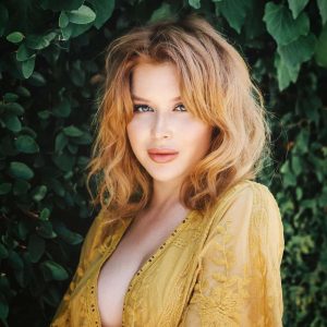 The Perfect Blend of Vintage Glamour and Modern Allure: She’s Irresistible Charm The Perfect Blend of Vintage Glamour and Modern Allure: She’s Irresistible Charm
