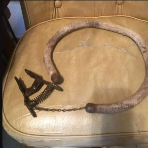 I stumbled upon this rusty old clamp in a dusty workshop drawer