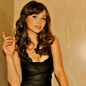 The 5’3” Woman Who Quietly Took Over Your Screen and Your Heart