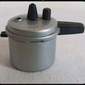 At first glance, it looked like an ordinary cooking pot with a strange locking lid. My first thought? Some kind of old kitchen relic.  I snapped a photo and asked online—hoping someone might recognize it.