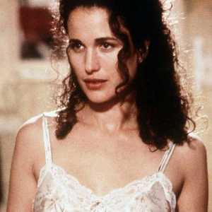 This beauty is more than just looks—it’s confidence, charisma, and success! A legendary supermodel, a captivating actress, and now, at 67, she still leaves everyone in awe…
