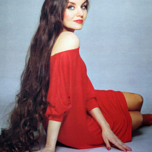 The Timeless Beauty and Iconic Voice: A Country Legend Who Transcended Genres