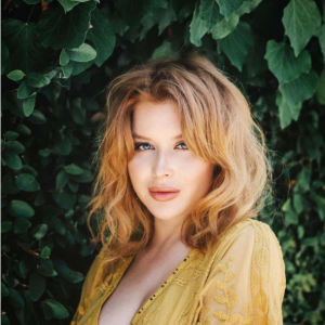 The Perfect Blend of Vintage Glamour and Modern Allure: She’s Irresistible Charm The Perfect Blend of Vintage Glamour and Modern Allure: She’s Irresistible Charm