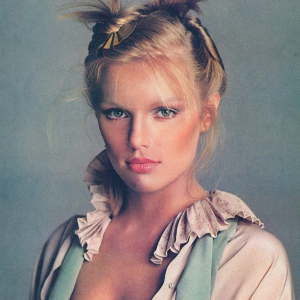 The Timeless All-American Beauty Who Conquered Fashion and Life’s Curves